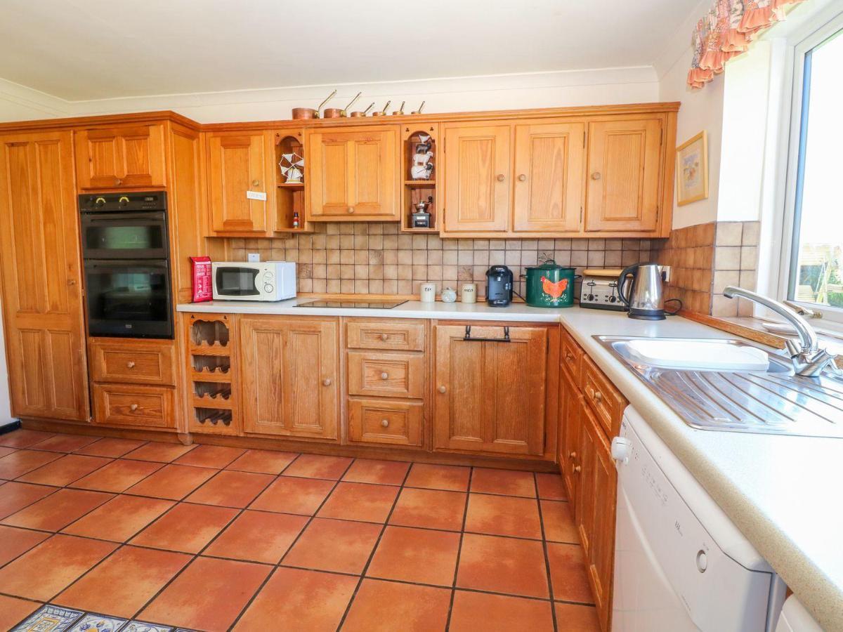 Charming 2 Bed House Near Rhoscolyn Discounts For Villa Holyhead Exterior photo