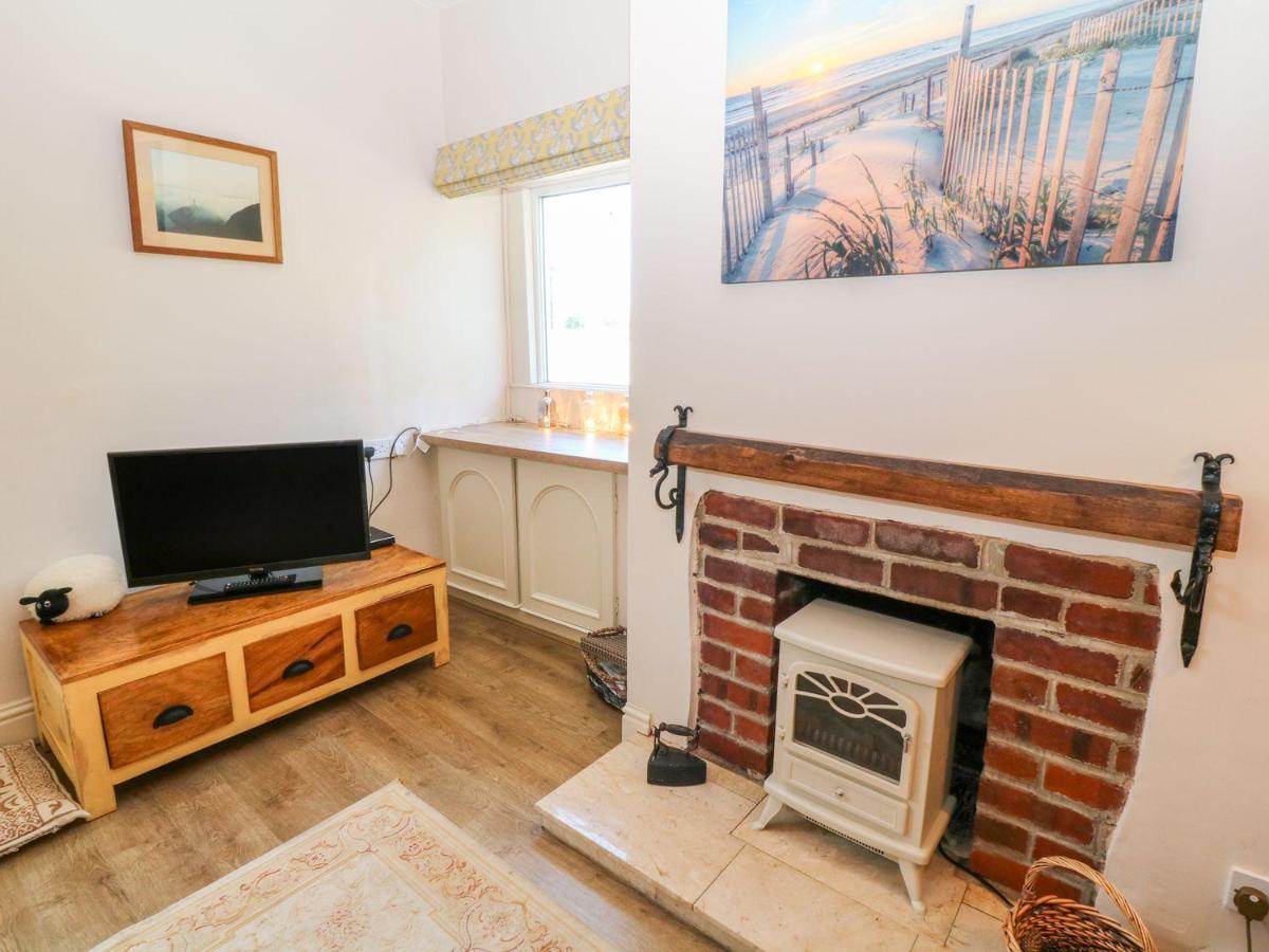 Charming 2 Bed House Near Rhoscolyn Discounts For Villa Holyhead Exterior photo