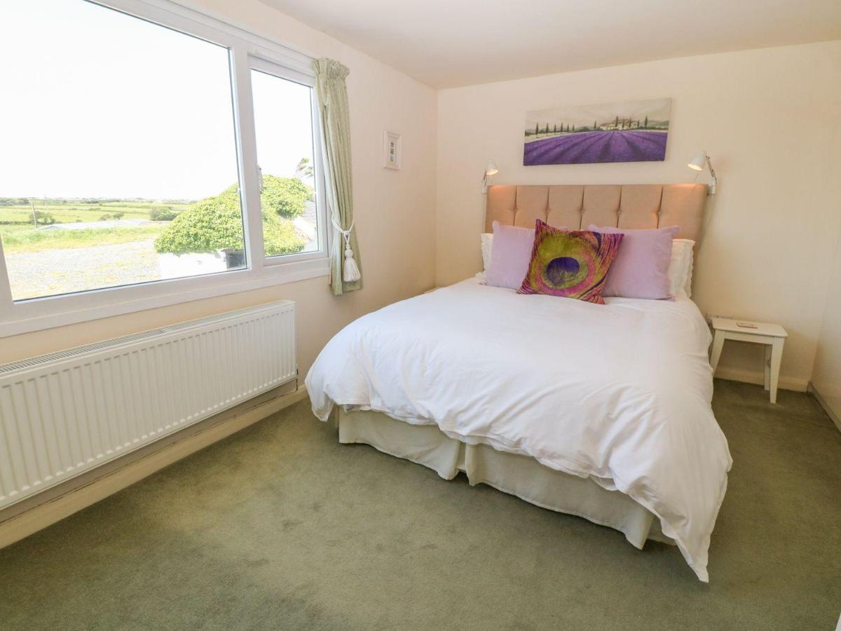 Charming 2 Bed House Near Rhoscolyn Discounts For Villa Holyhead Exterior photo