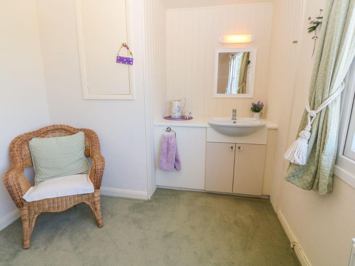 Charming 2 Bed House Near Rhoscolyn Discounts For Villa Holyhead Exterior photo